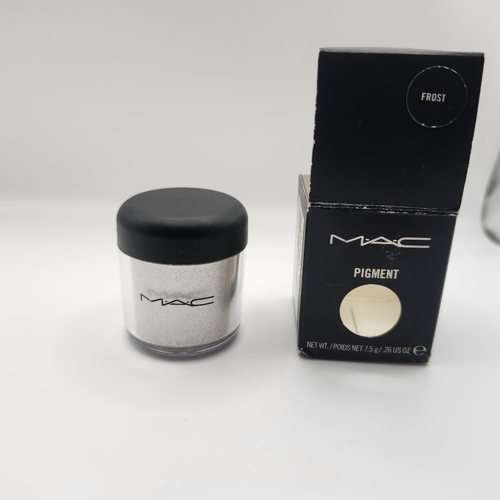 MAC Pigment in *Frost*